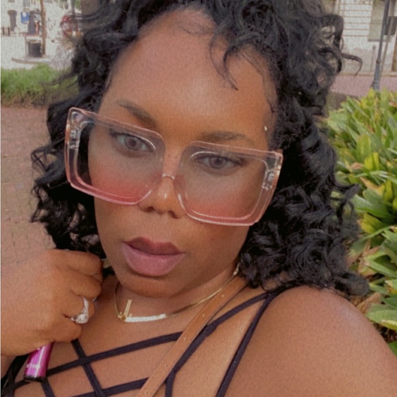 Meet your Posher, Tiffany - Picture 3 of 5